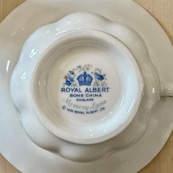 Vintage (1970s) Royal Albert Memory Lane Teacup and Saucer Set - Picture 4 of 7